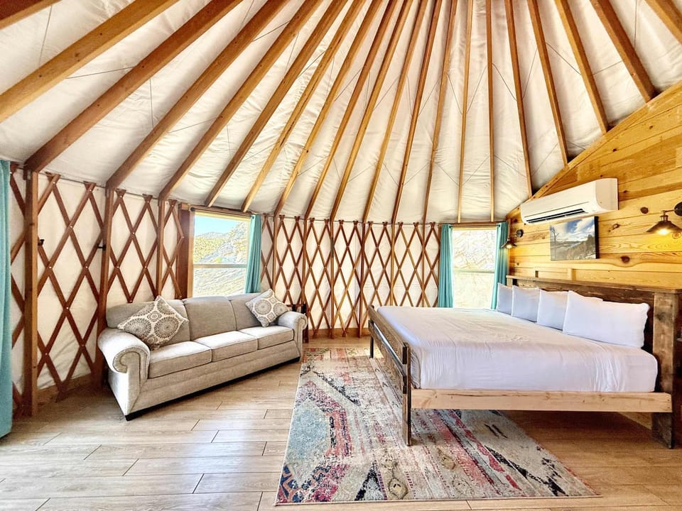 Yurt Overlook #3 with AC and Private Bath 2 Kings House in Orderville