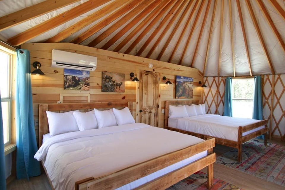 Yurt Overlook #5 with AC and Private Bath 2 Kings House in Orderville