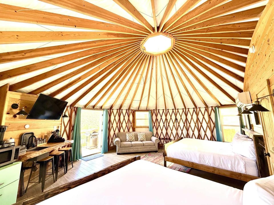Yurt Overlook #5 with AC and Private Bath 2 Kings House in Orderville