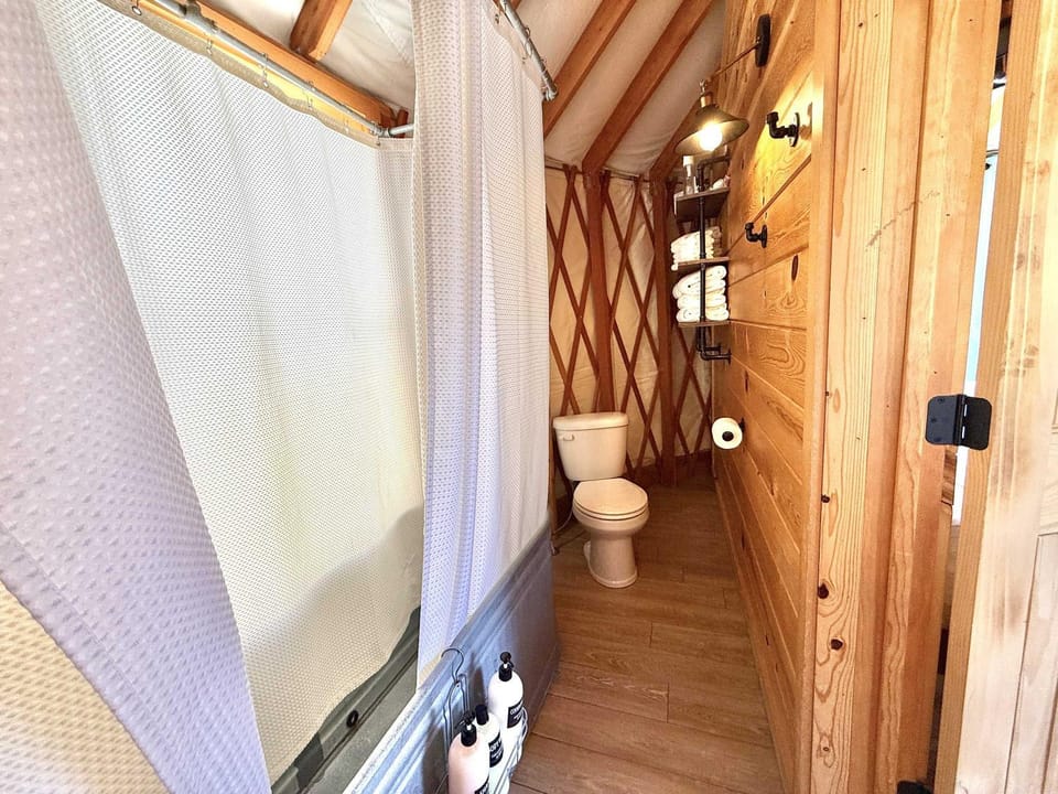 Yurt Overlook #7 with AC and Private Bath 2 Kings House in Orderville