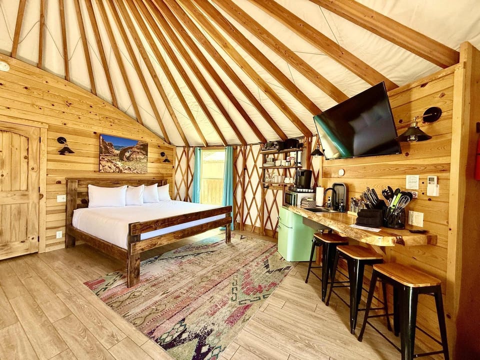 Yurt Overlook #09 with AC and Private Bath 2 Kings House in Orderville