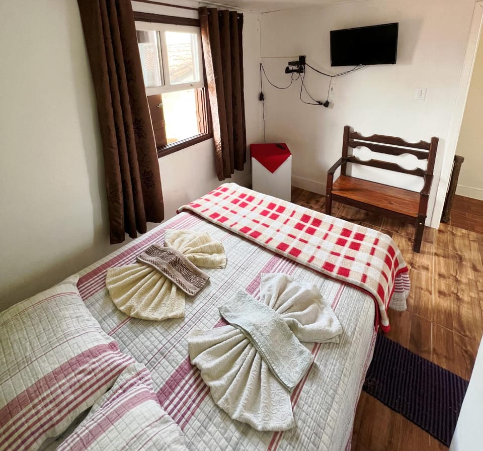 Bed, TV and multimedia, Photo of the whole room, Bedroom, towels