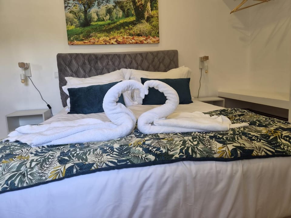 Bed, Bedroom, towels