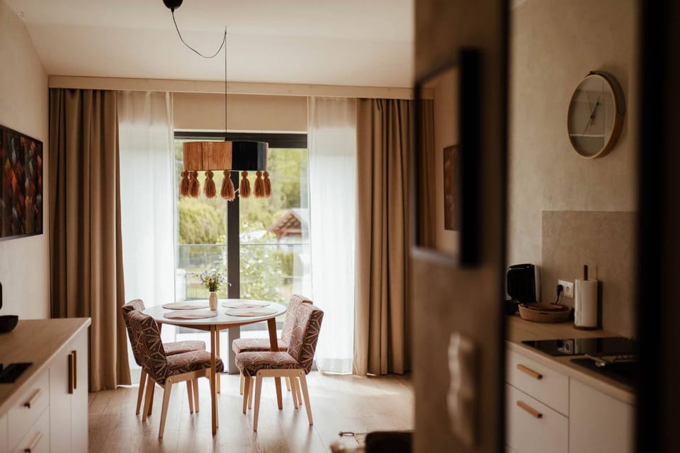 Kitchen or kitchenette, Living room, Seating area, Dining area