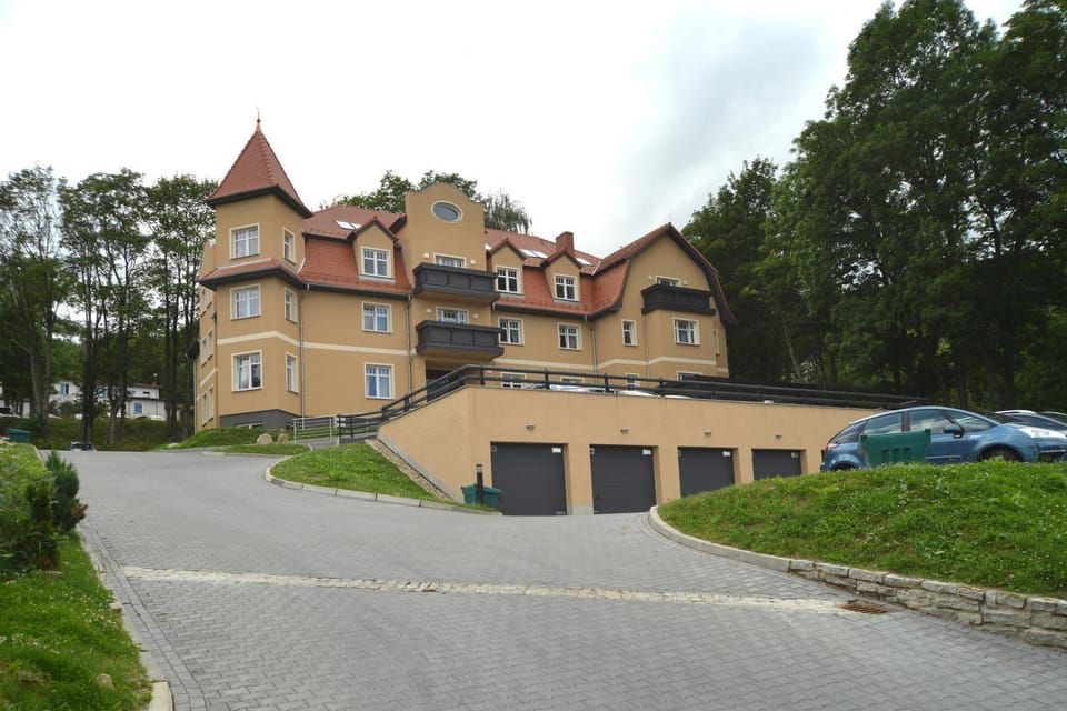 Property building, Facade/entrance, Day