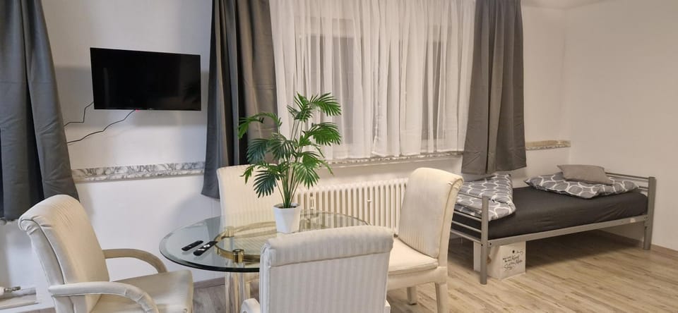 Bed, TV and multimedia, Seating area