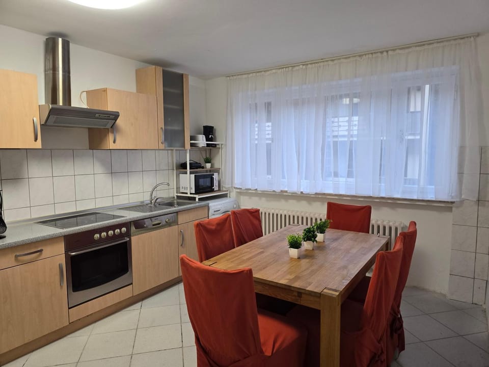 Coffee/tea facilities, Kitchen or kitchenette, Dining area, dishwasher, oven, stove, toaster