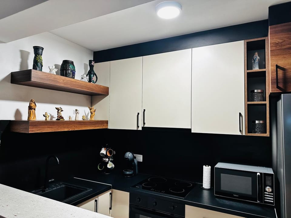 Kitchen or kitchenette, minibar, oven, stove, toaster