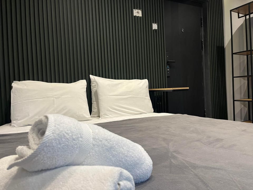 Bed, Bedroom, towels