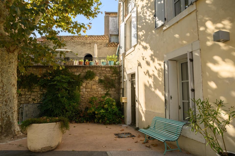 Property building, Day, Balcony/Terrace