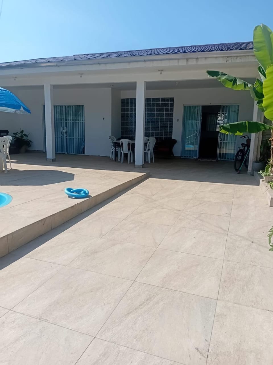 Casa em Guaratuba com piscina House in Guaratuba
