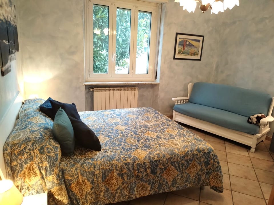Bed, Photo of the whole room, Seating area, Bedroom