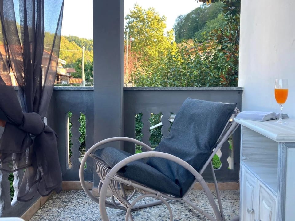 Day, View (from property/room), Balcony/Terrace, Living room, Seating area