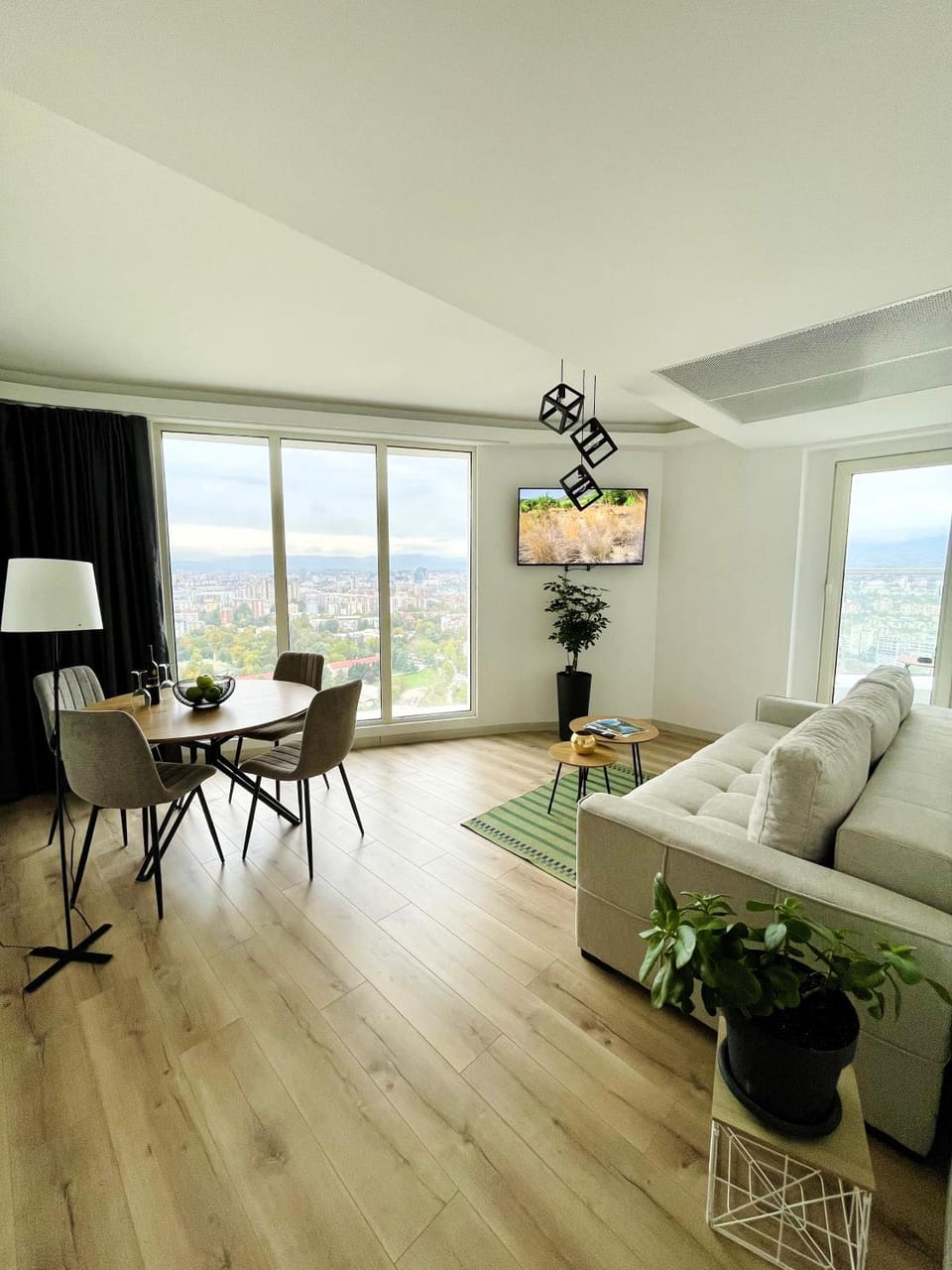 Bed, TV and multimedia, View (from property/room), View (from property/room), Balcony/Terrace, Living room, Photo of the whole room, Seating area, Dining area, City view, City view, Landmark view, Landmark view, Mountain view, Entertainment, Alcoholic drinks, Sunrise, Quiet street view, heating, air conditioner