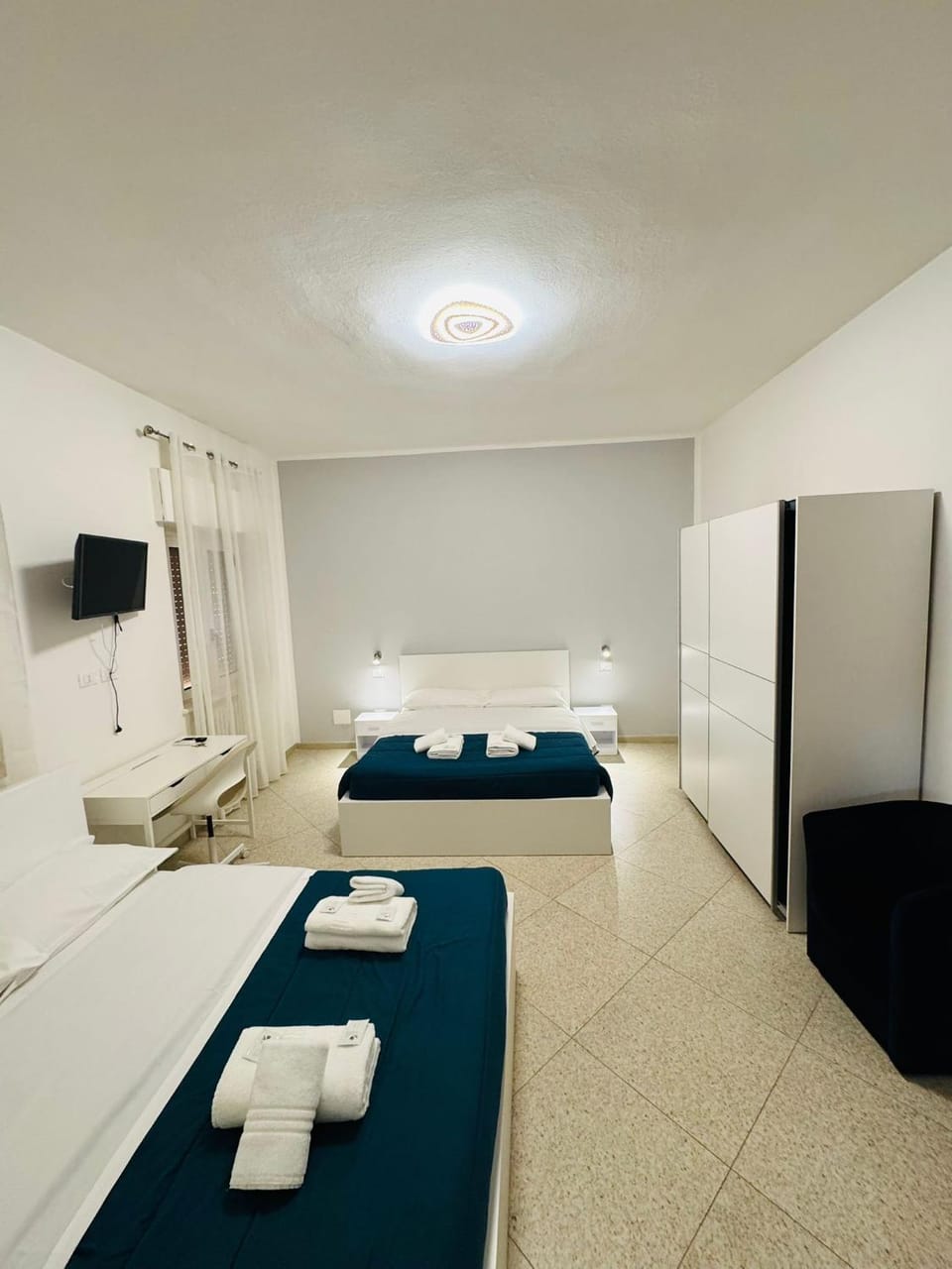 Bed, TV and multimedia, Photo of the whole room, Bedroom, towels, wardrobe