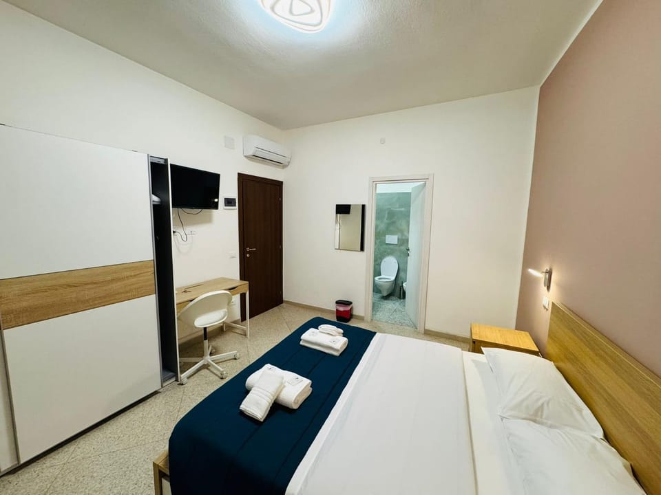 Bed, TV and multimedia, Photo of the whole room, Bedroom, towels, wardrobe