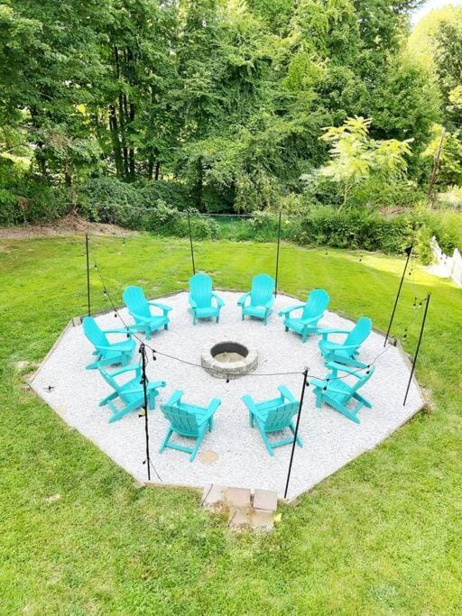 Luxe 10 guest Cottage Ski-Golf-Firepit-Lakes-Hike House in Vernon Township