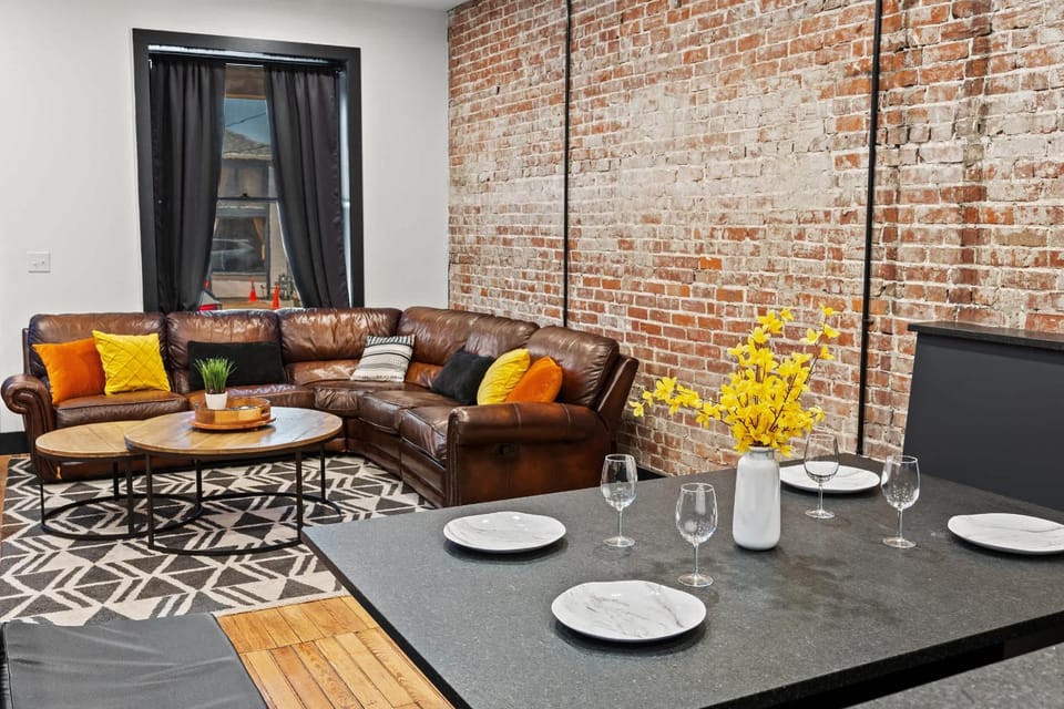 Unique Black Home in the Heart of Shelby Park House in Jefferson County