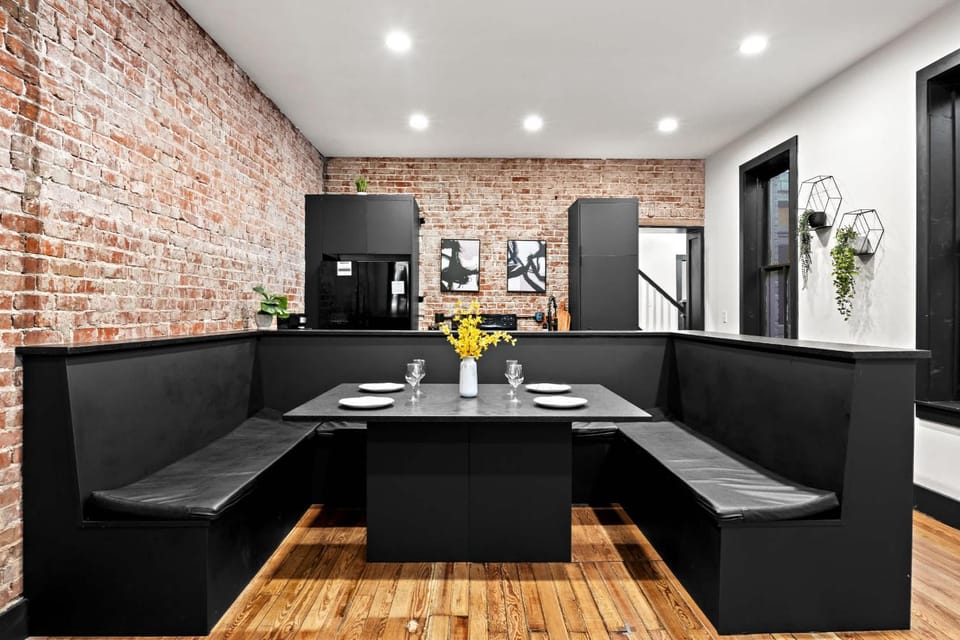 Unique Black Home in the Heart of Shelby Park House in Jefferson County