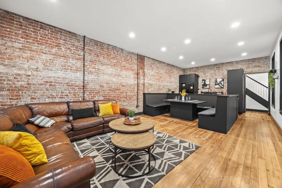 Unique Black Home in the Heart of Shelby Park House in Jefferson County
