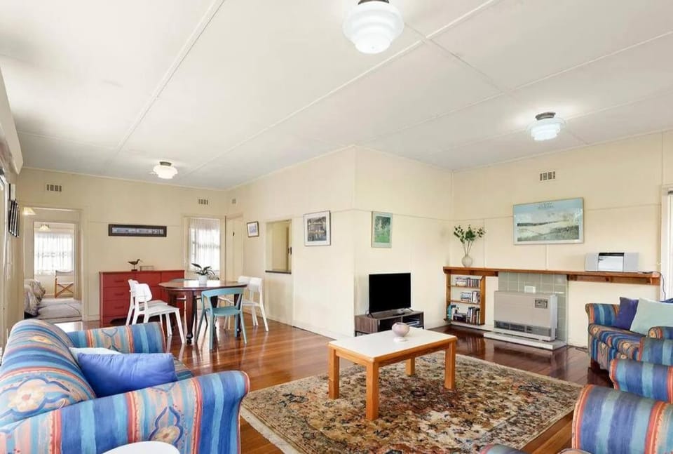 TV and multimedia, Living room, Seating area, Dining area