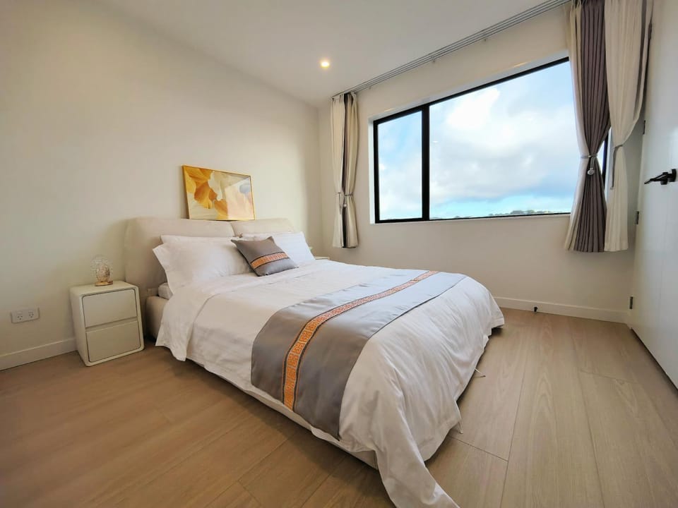 Orewa family holiday house with 3 bed-rooms view on deck near cafe, bush & river Vacation rental in Auckland Region