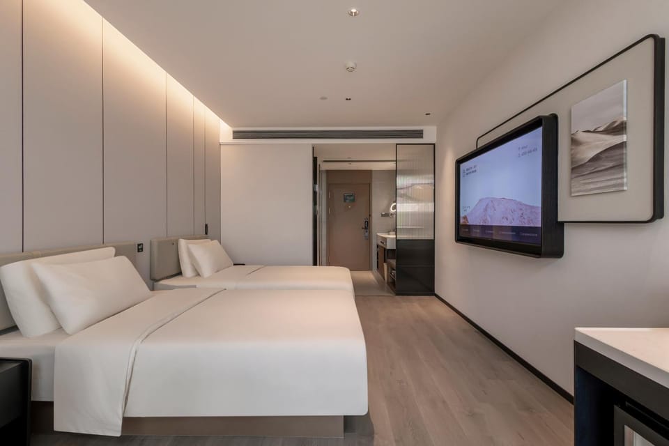TV and multimedia, Living room, Photo of the whole room, Seating area, Bedroom