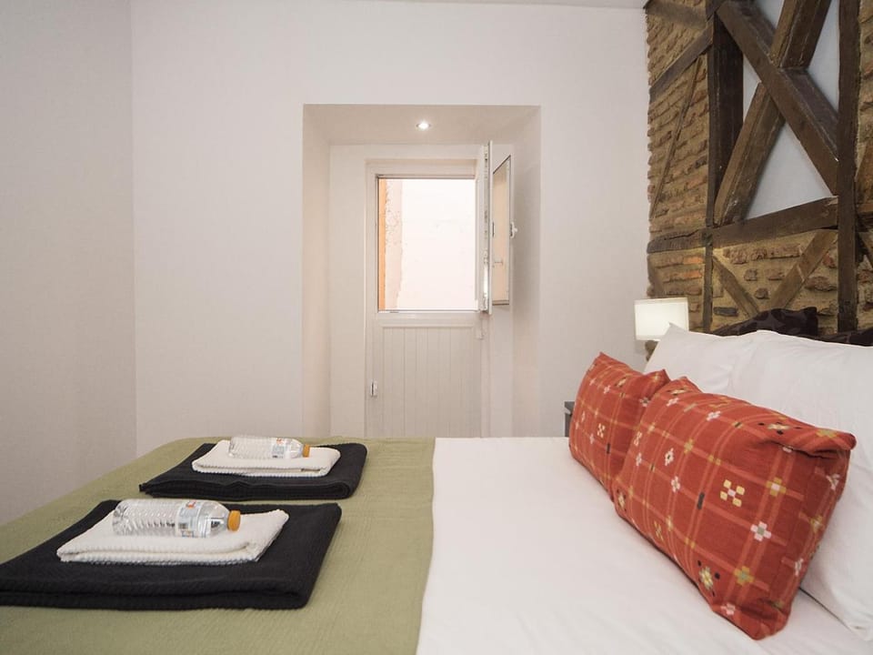 Bed, Photo of the whole room, Bedroom, heating, towels