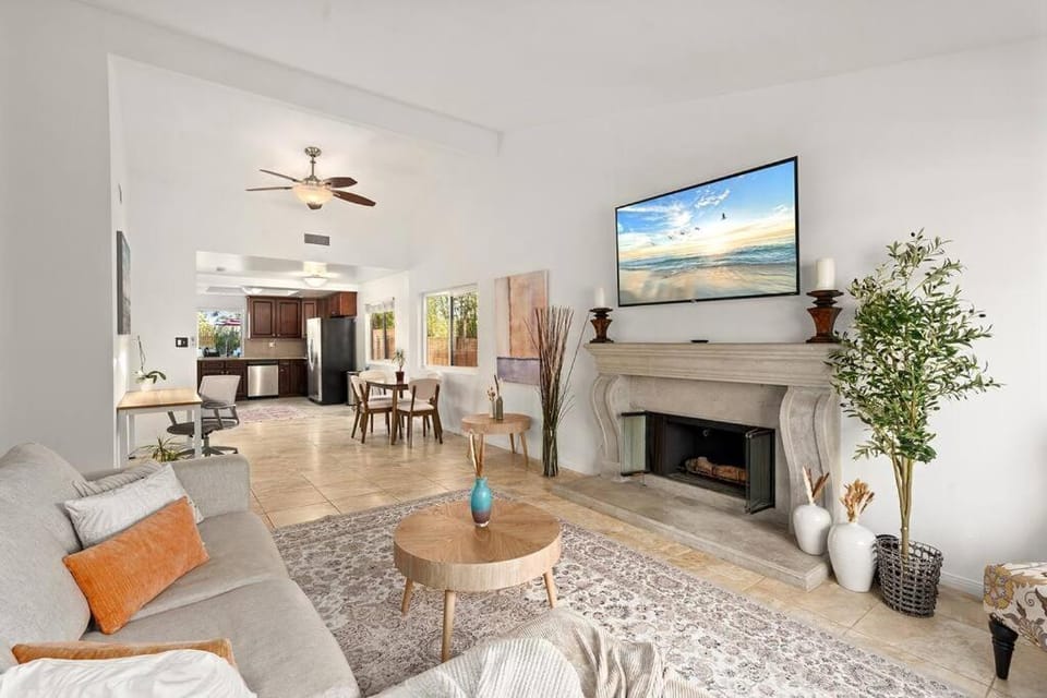 TV and multimedia, Living room, Seating area, fireplace