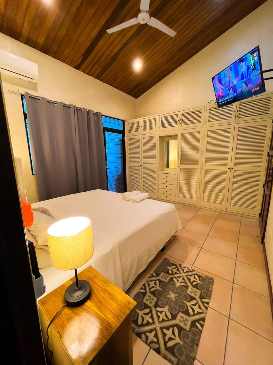 TV and multimedia, Photo of the whole room, air conditioner