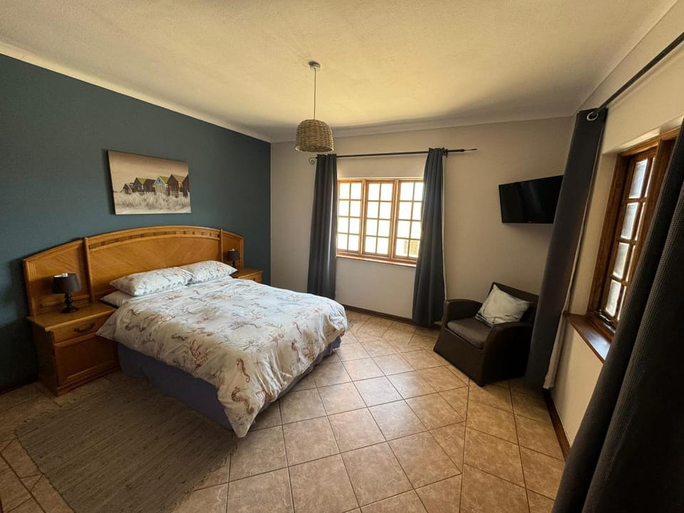 Bed, TV and multimedia, Bedroom
