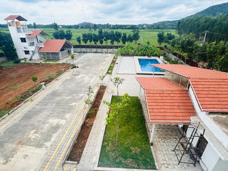 Property building, Spring, Day, Bird's eye view, Mountain view, Pool view, Street view, Swimming pool, sunbed