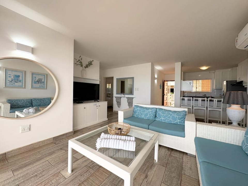 Day, Summer, TV and multimedia, View (from property/room), View (from property/room), Kitchen or kitchenette, Living room, Lounge or bar, Seating area, Dining area, Sea view, Sea view, Family, Family, furniture, furniture, internet, internet, towels, towels, kitchen, kitchen, elevator, air conditioner, air conditioner