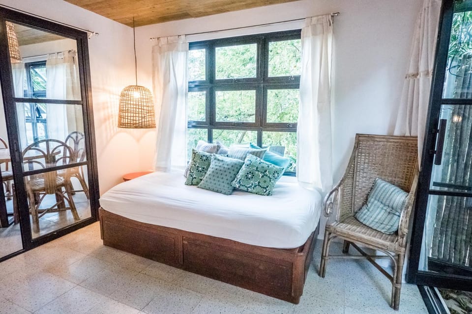 Bed, Seating area