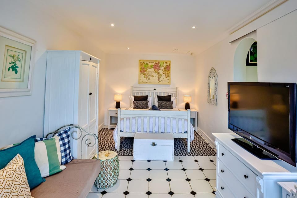 TV and multimedia, Seating area, Bedroom