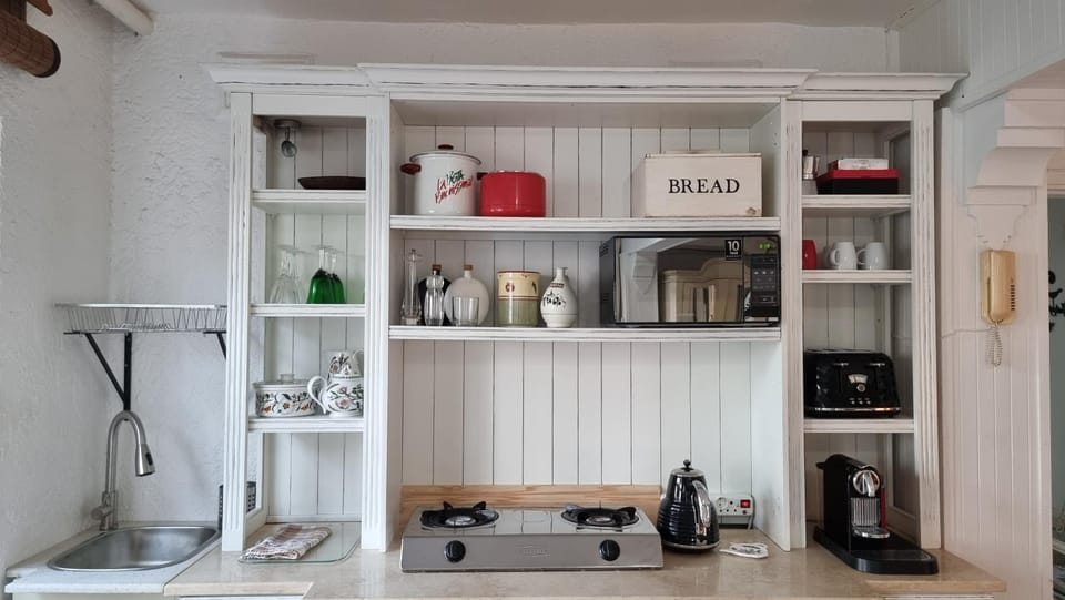 Coffee/tea facilities, Kitchen or kitchenette, stove, toaster