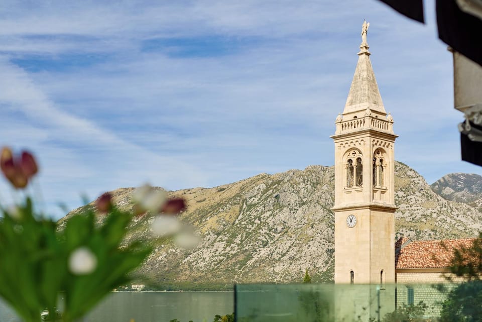 Nearby landmark, Natural landscape, Mountain view