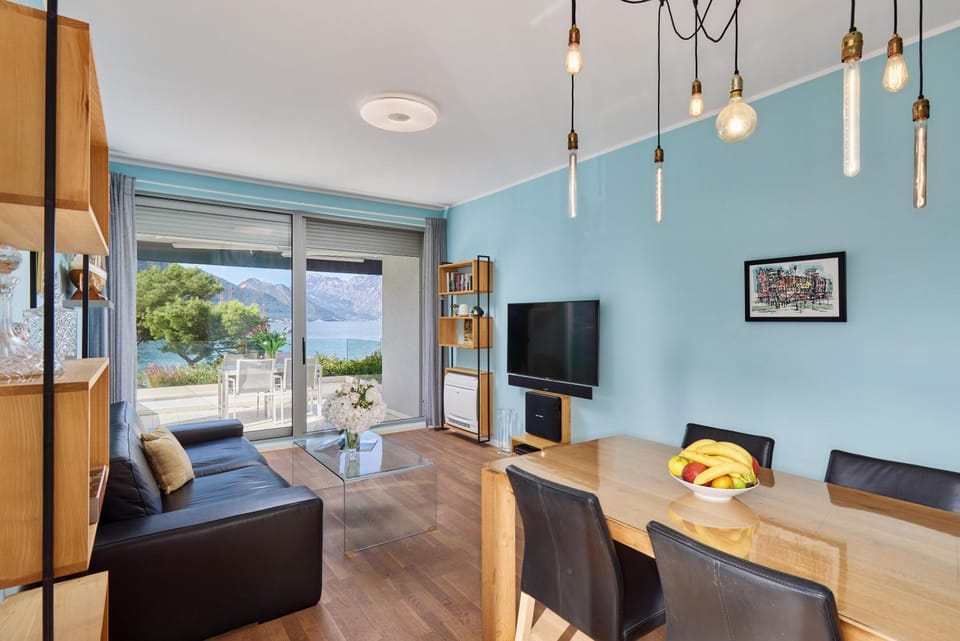 TV and multimedia, Living room, Seating area, Dining area