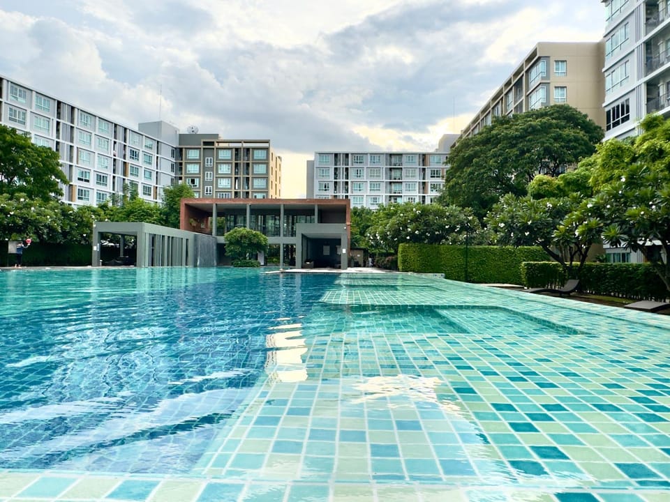 Property building, Day, Pool view, Swimming pool, Swimming pool, sunbed