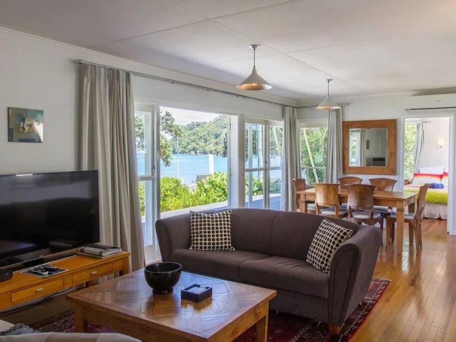 Communal lounge/ TV room, TV and multimedia, Living room, Seating area, Dining area, Evening entertainment