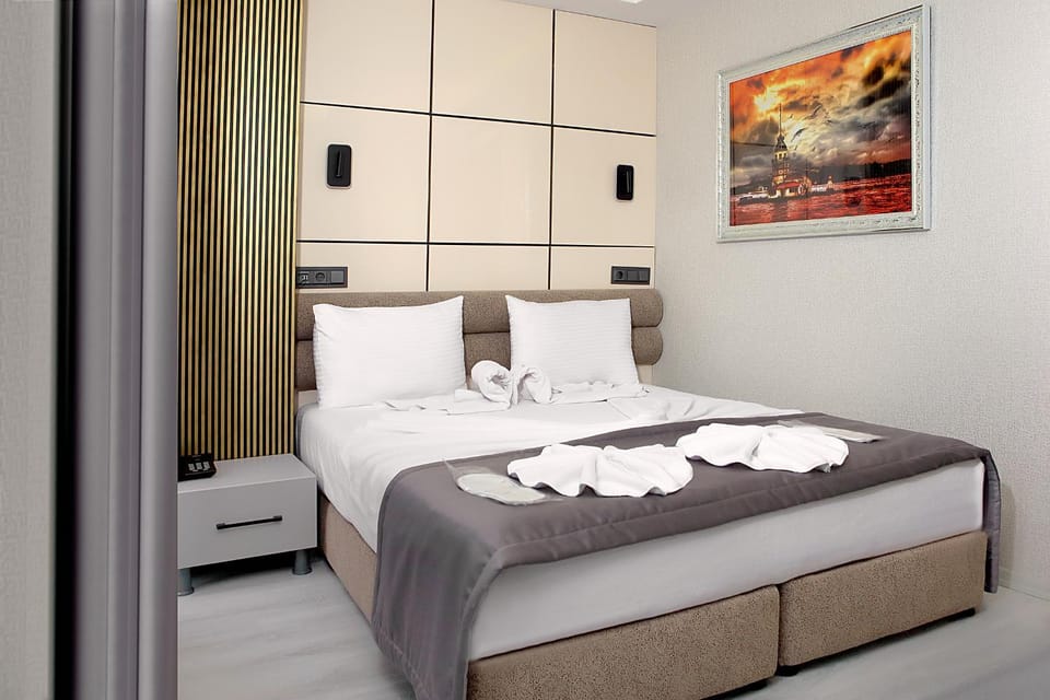 Bed, Photo of the whole room, Bedroom, towels