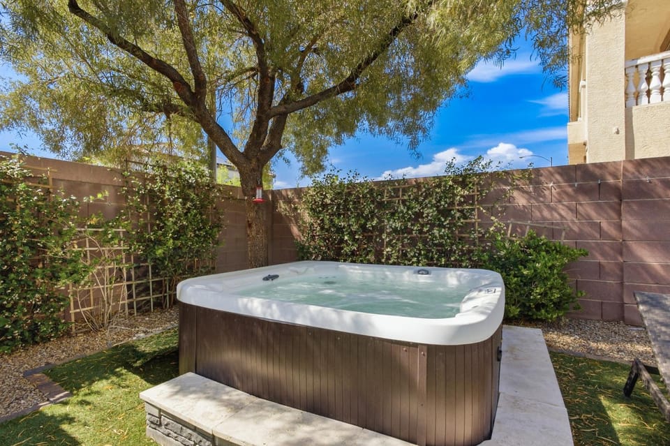Day, Natural landscape, Garden, Hot Tub, Garden view, Pool view, Swimming pool