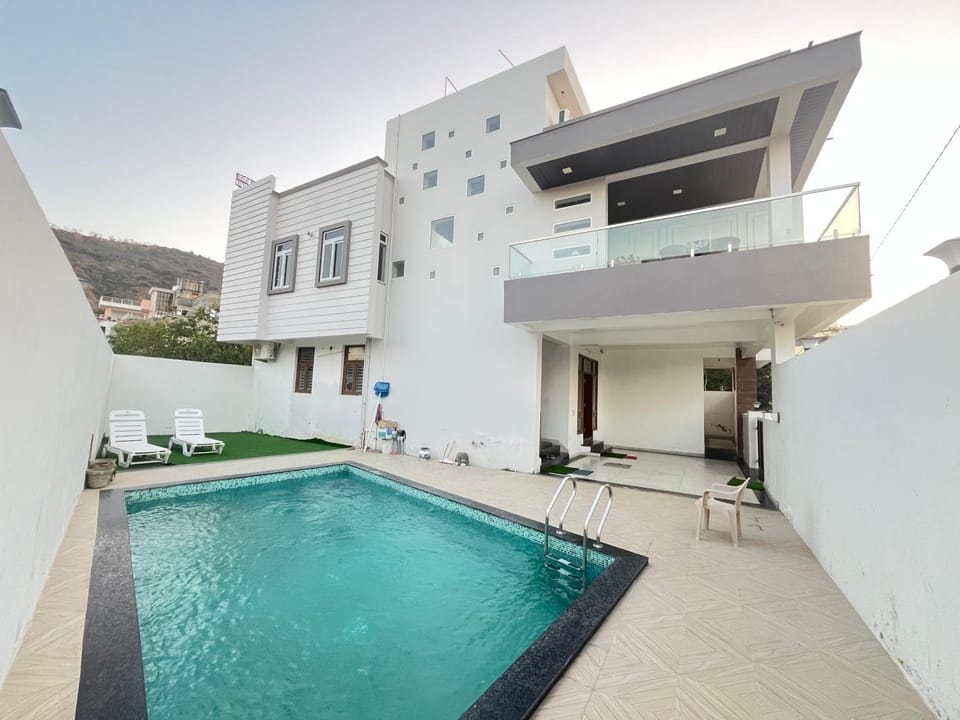 Property building, Patio, Day, Pool view, Swimming pool, sunbed