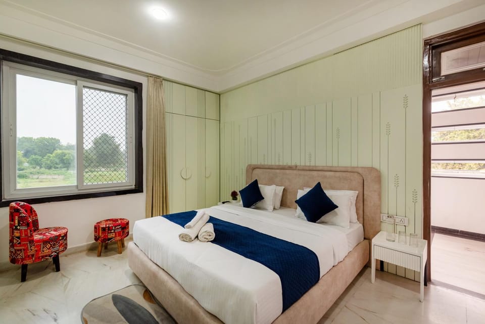 Bed, Living room, Photo of the whole room, Seating area, Bedroom, towels