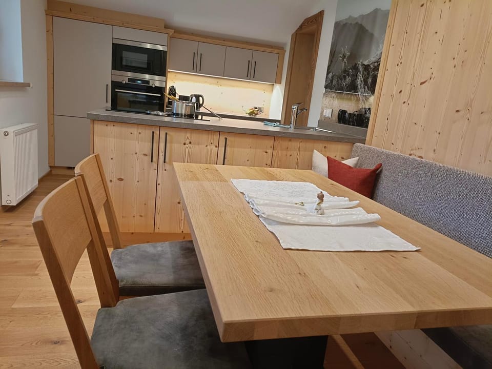 Kitchen or kitchenette, Seating area, stove