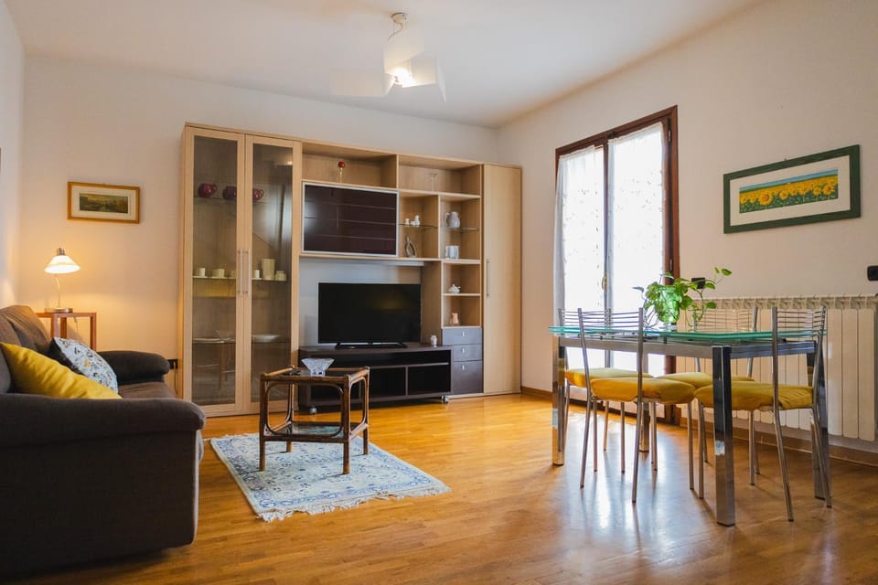 Communal lounge/ TV room, TV and multimedia, Living room, Dining area, Evening entertainment