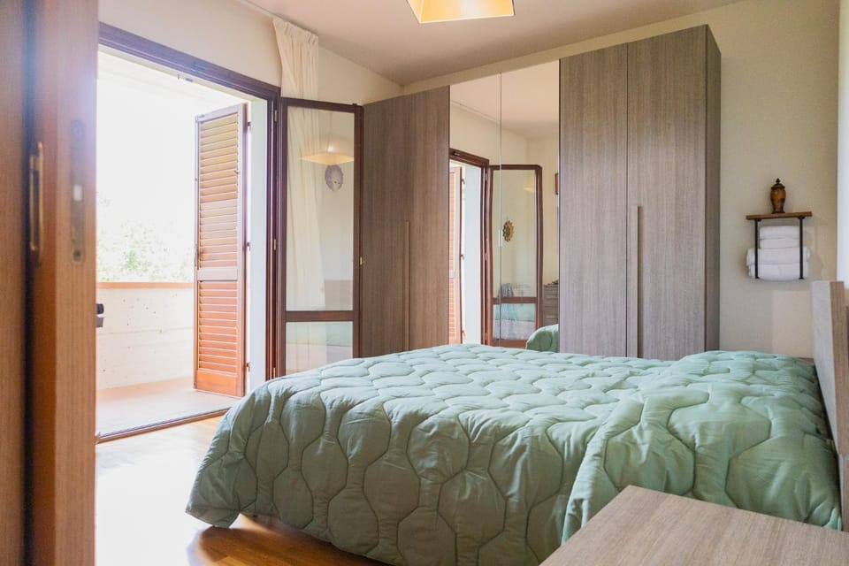 Photo of the whole room, Bedroom, wardrobe