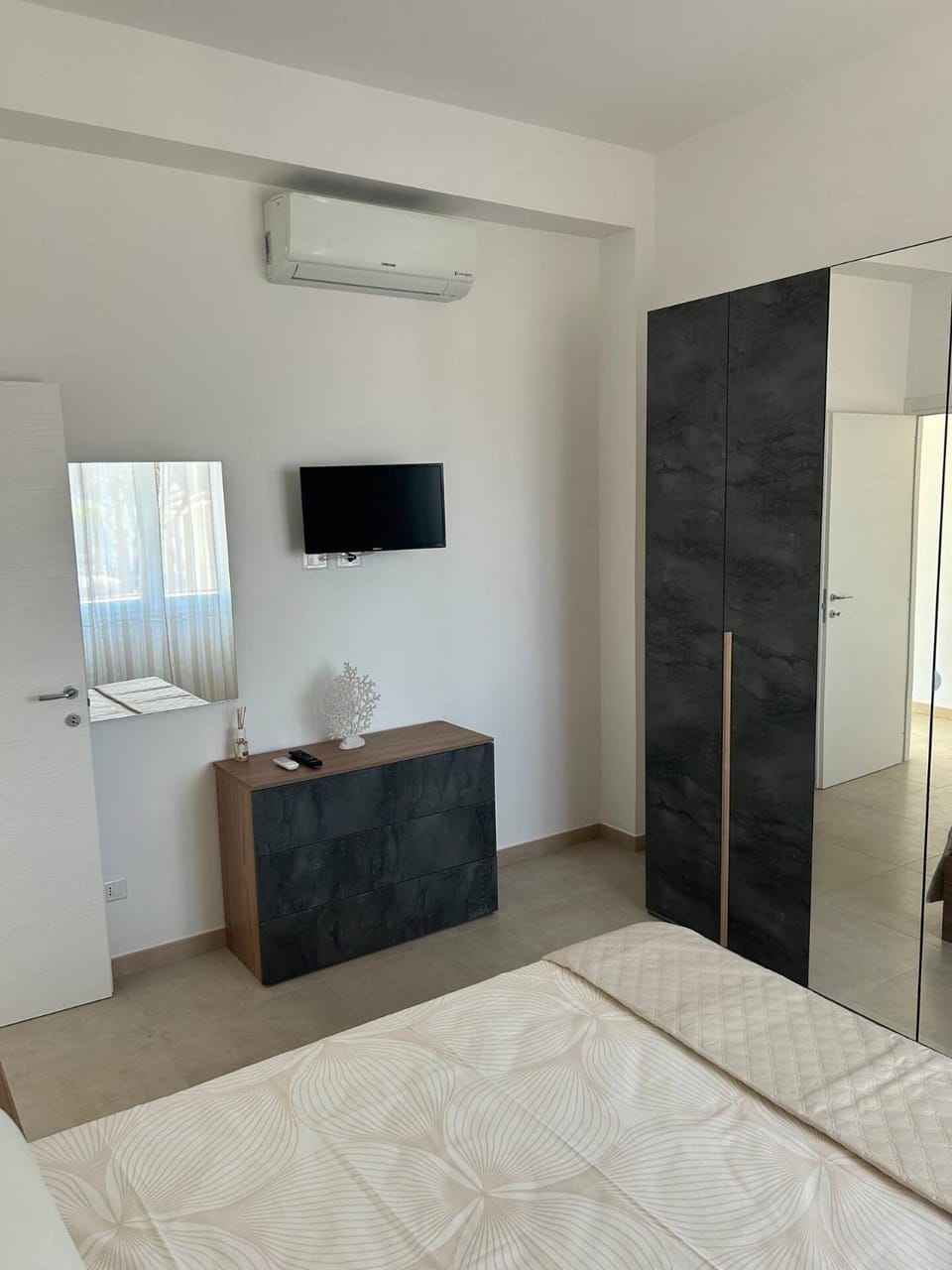 TV and multimedia, Bedroom, wardrobe, air conditioner