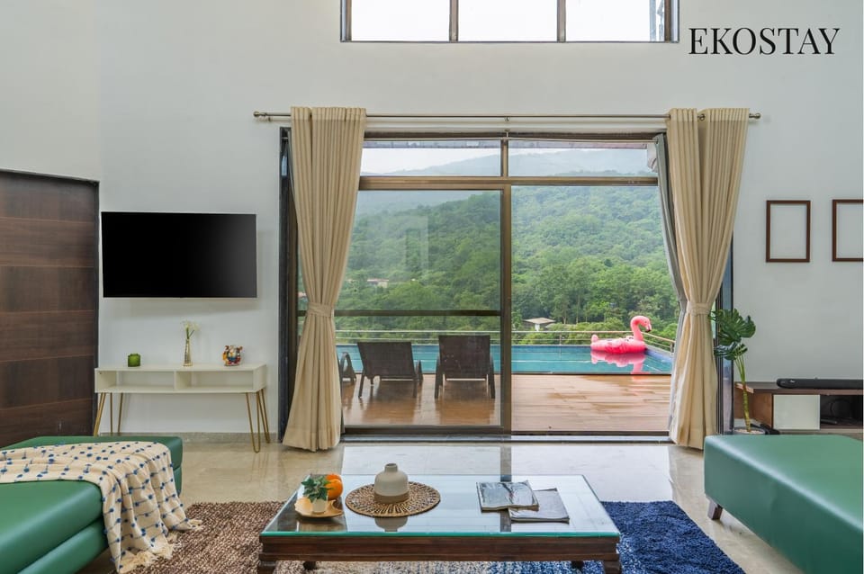 Communal lounge/ TV room, Natural landscape, TV and multimedia, Living room, Seating area, Evening entertainment