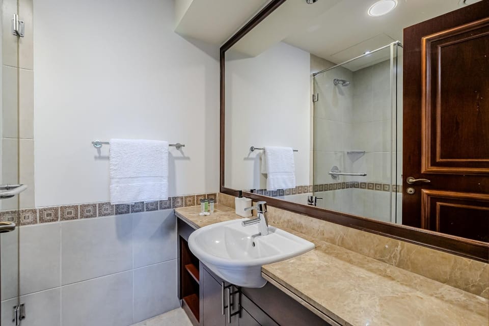 Stylish 2 bedroom apartment with Maid Room I Fairmont South Residence I Palm Jumeirah Apartment in Dubai